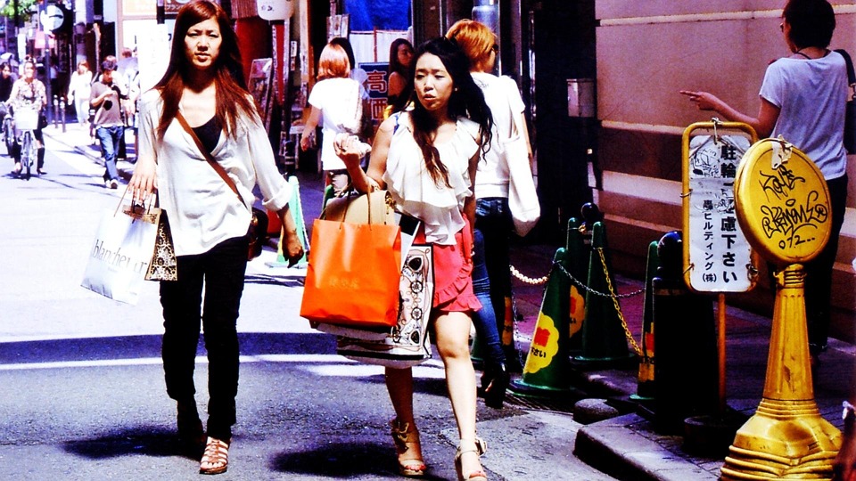 Donne giapponesi che camminano in una via di Osaka