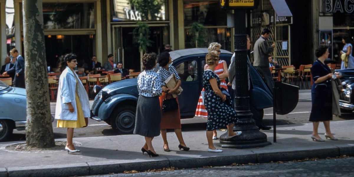 Donne in piedi per strada. 