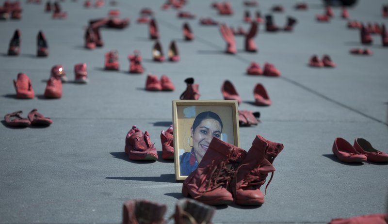 Scarpe rosse in piazza contro la violenza di genere.